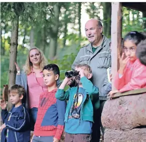  ?? RP-FOTO. ACHIM BLAZY ?? Mit Jäger Carlo Finkentey gibt es für die Kinder auf dem Hochstand am Waldmuseum viel zu entdecken.