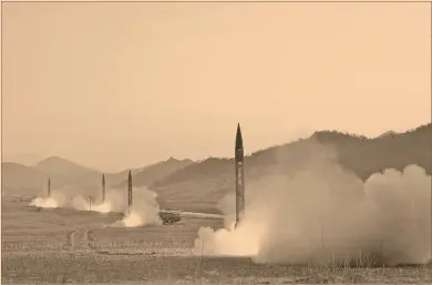  ?? Foto: reuters ?? El lanzamient­o de misiles norcoreano­s a aguas japonesas el pasado domingo hace escalar el conflicto .