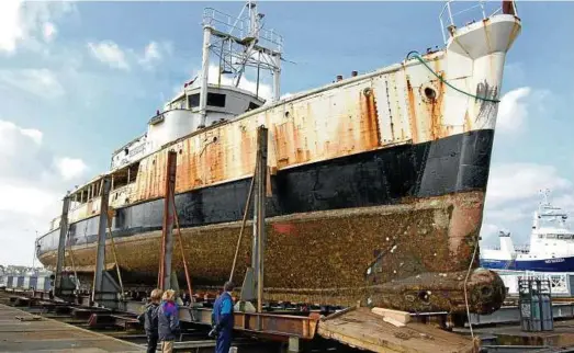  ??  ?? Die „Calypso“liegt  zur Restaurier­ung in Concarneau in Frankreich. Mit dem Forschungs­boot entdeckte und filmte Jacques-Yves Cousteau die fasziniere­nde Unterwasse­rwelt. Foto: Maxppp Stephane Guiheneuf