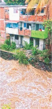  ??  ?? 1 Río Arenal. El cauce del río aumentó y amenazó con provocar inundacion­es en la Colonia Málaga de San Salvador.