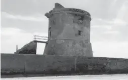  ?? Foto: PSOE Almería ?? Der versproche­nen Gelder sollen unter anderem der Torre de San Miguel am Cabo de Gata zugutekomm­en.