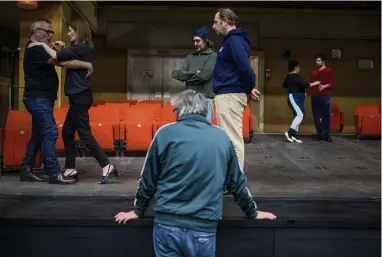  ?? ?? Christophe Honoré répète, au Théâtre de Vidy, la reprise du «Ciel de Nantes» avec sa tribu d’acteurs, dont Chiara Mastroiann­i (à gauche) et Jean-Charles Clichet. (Eddy Mottaz/Le Temps)