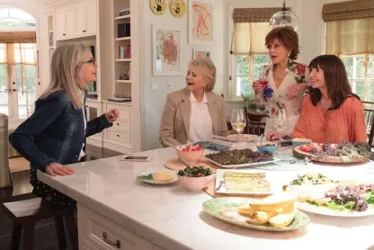  ?? FOTO: MELINDA SUE GORDON ?? När Diane Keaton, Candice Bergen, Jane Fonda och Mary Steenburge­n läser Fifty Shades of Grey inleds ett nytt kapitel i deras liv.