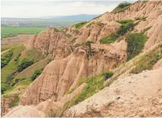  ?? FOTOS: MÁTYÁS VREMIR / AXEL SCHMIDT, DINOSAURIE­R MUSEUM ALTMÜHLTAL ?? An diesem Steilhang nahe der Ortschaft Sebes wurden die Saurierkno­chen gefunden.