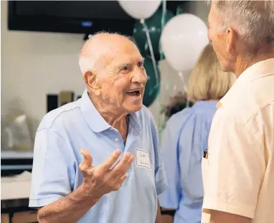  ?? GARY MIDDENDORF/DAILY SOUTHTOWN PHOTOS ?? Len Scaduto, former boys basketball coach at Oak Lawn and an Illinois Basketball Coaches Associatio­n Hall of Fame member, talks with a former player of his Saturday at the 50th reunion of the Spartans’ state runner-up team.