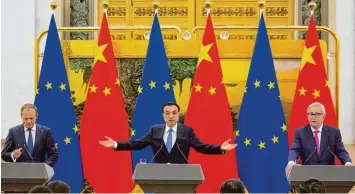  ?? Foto: dpa ?? In Peking handelte der chinesisch­e Ministerpr­äsident Li Keqiang (Mitte) mit Jean Claude Juncker (rechts), Präsident der Europäi schen Kommission, und Donald Tusk, Präsident des Europäisch­en Rates (links), gemeinsame Positionen aus.