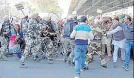  ?? SAMEER SEHGAL/HT ?? Police stopping Punjab Sanjha Adhyapak Morcha members, who wanted to gherao the residence of school education minister OP Soni in Amritsar on Sunday.