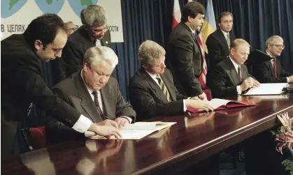  ?? Photograph: Marcy Nighswande­r/AP ?? Boris Yeltsin, Bill Clinton and John Major sign the Budapest memorandum on 5 December 1994.