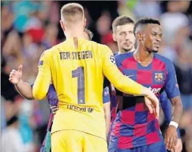  ??  ?? Ter Stegen y Semedo se saludan al final de un partido disputado esta temporada con el Barça.
