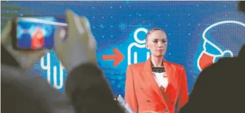  ?? ABC ?? El robot Sophia se encargó de informar sobre las elecciones de Madrid desde el centro de datos de Ifema