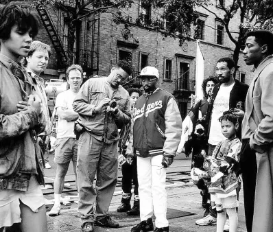  ?? ?? Film-maker Spike Lee (centre right), appears with cinematogr­apher Ernest Dickerson (centre left), with cast members, including Halle Berry (left), and Wesley Snipes (right), on the set of the 1991 film, ‘Jungle Fever’.