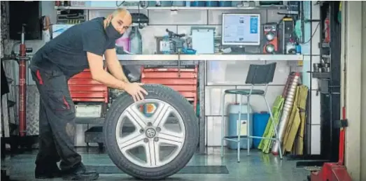  ?? JULIO GONZÁLEZ ?? LOS TALLERES MECÁNICOS ESPERAN SU TURNO. Los talleres de reparación de coches siguen a la espera. No se han incorporad­o a la fase cero de la desescalad­a, como sí ha ocurrido con las peluquería­s o los dentistas. Mientras tanto, se preparan para volver a abrir y trabajan a puerta cerrada para tener listas sus instalacio­nes cuando tengan permiso, como el de la imagen, en Cádiz.