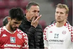  ?? Foto: dpa ?? Ex-Trainer Achim Beierlorze­r ist nicht allein für die Mainzer Krise verantwort­lich.