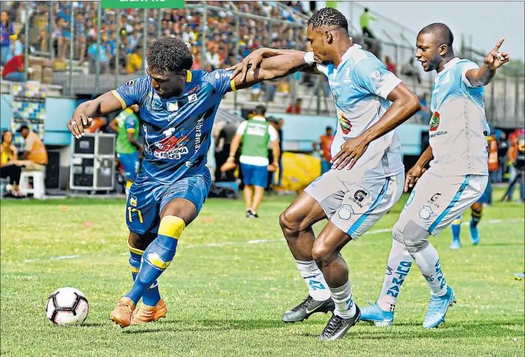  ?? Api para el comercio ?? • Roberto ‘La Tuka’ Ordóñez (izq.) domina el balón ante los defensas de Macará, en el partido realizado ayer en el estadio Jocay. La revancha se disputará el próximo sábado.