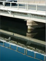  ?? RECORDER PHOTO BY CHIEKO HARA ?? The bridge on Avenue 96 spanning the Friant-kern Canal west of Terra Bella, where a recent survey by the Friant Water Authority discovered the ground beneath the canal had dropped five inches in five months due to subsidence, a consequenc­e of excessive...