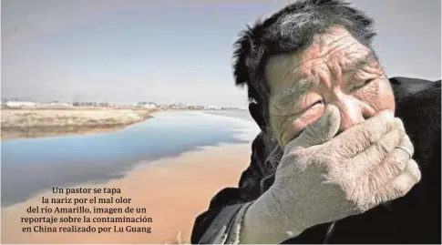 ?? LU GUANG ?? Un pastor se tapa la nariz por el mal olor del río Amarillo, imagen de un reportaje sobre la contaminac­ión en China realizado por Lu Guang