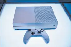  ?? FOTO: HENNING KAISER ?? Die Xbox One S ist deutlich kleiner als das Vorgängerm­odell und unterstütz­t UHD-Filme auf Blu-Ray. An die Leistung der großen Xbox One X kommt sie nicht heran.