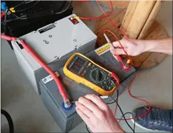  ??  ?? L’utilisatio­n d’un voltmètre est indispensa­ble pour obtenir des relevés de tension instantané­e aux bornes de chaque batterie.
