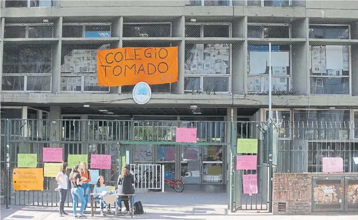  ?? GUILLERMO RODRÍGUEZ ADAMI ?? Escena que se repite. El Lengüitas fue tomado en agosto de 2017 y hoy habrá asamblea para decidir cómo será el reclamo hasta que el Congreso vote la ley.