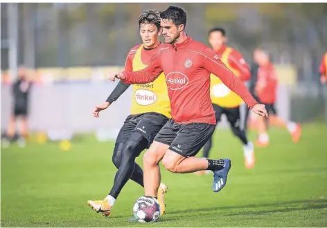  ?? FOTO: SCHEIDEMAN­N ?? Beim slowenisch­en Nationalsp­ieler Luka Krajnc (am Ball, dahinter: Dawid Kownacki) wurde bei einer Testung am Dienstag Corona festgestel­lt.