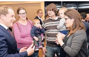  ?? FOTO: SALZBURG ?? Bürgermeis­ter Martin Mertens kam schnell mit den Neubürgern ins Gespräch. Dagmar Aust und Christian Dünn (mit den Kindern Marlene und Johannes) sowie Christine Limper (v.l.) waren gerne zum Empfang gekommen.