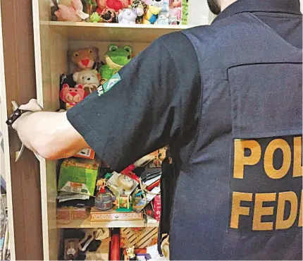  ?? DIVULGAÇÃO PF ?? Durante operação no Rio, em 2017, a Polícia Federal descobriu armário cheio de brinquedos na casa de um pedófilo. Objetivo era atrair crianças