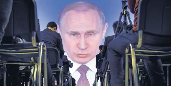  ??  ?? Una pantalla proyecta la imagen del presidente Vladimir Putin durante el discurso sobre el estado de la nación que dio ayer en Moscú.