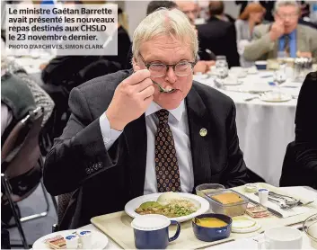  ??  ?? Le ministre Gaétan Barrette avait présenté les nouveaux repas destinés aux CHSLD le 23 novembre dernier.