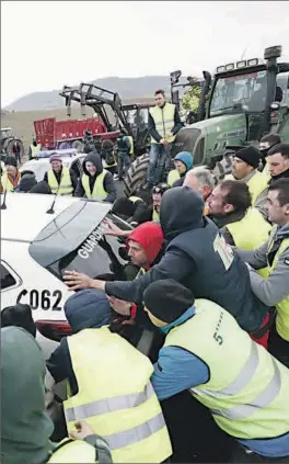  ?? EFE ?? Agricultor­es se enfrentan con la Guardia Civil en Navarra.