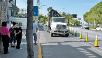  ?? /ROGELIO TINOCO/LA PRENSA ?? Camiones de carga pesada afectan la entrada y salida de sus casas, denuncian vecinos de Jesús Galindo y Villa, en la colonia Jardín Balbuena