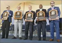  ?? HANS PENNINK, THE ASSOCIATED PRESS ?? From left, Bud Selig, Ivan Rodriguez, John Schuerholz, Tim Raines Sr. and Jeff Bagwell hold up their plaques Sunday.