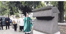  ?? FOTO: DETLEF ILGNER ?? Wegen der Corona-Pandemie hatte sich die Segnung von Günther Oellers Basaltlava-Skulptur verzögert.