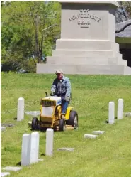  ?? STAFF FILE PHOTO ?? Herb DeLoach of the Sons of Confederat­e Veterans mows the grass in 2014 at the Chattanoog­a Confederat­e Cemetery.