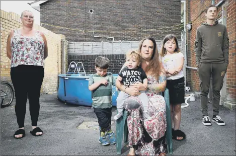  ?? Picture: Chris Moorhouse ?? UNHAPPY Residents Jade Jones (seated) and her children, Freddi, Michey and Rosie, with Rebecca Powell, left and Harry Neal