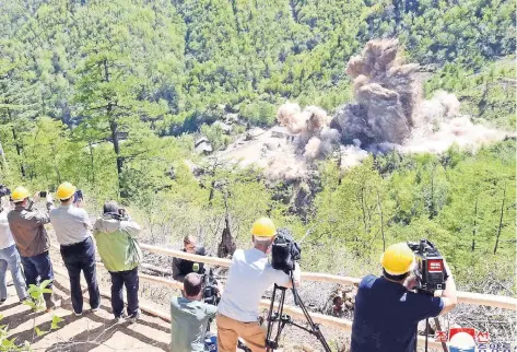  ??  ?? Periodista­s fueron ayer testigos de la destrucció­n de túneles en el complejo nuclear norcoreano de Punggye-ri.