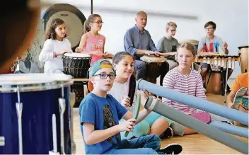  ?? RP-FOTO: ACHIM BLAZY ?? Im Haus der Kirche trafen sich die Kinder zum Trommeln. Das Angebot fand im Rahmen der Kulturruck­sack-Aktion statt, das sich an Kinder von zehen bis 14 Jahre richtet.