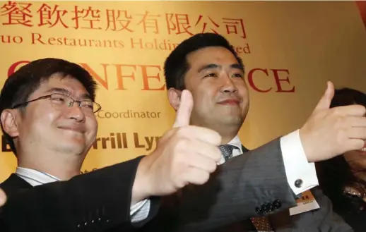 ?? Photo: David Wong ?? Xiao Nan Guo vice- president Zhang Jun ( left) and chief executive Kang Jie give the thumbs- up to renewed plans to list the mainland restaurant company.