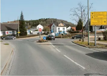  ?? Foto: Wolfgang Kahler ?? Ob oder wann ein Kreisverke­hr an dieser unübersich­tlichen Kreuzung im Kammeltale­r Ortsteil Ettenbeure­n kommt, blieb im Ge‰ meinderat weiter offen.