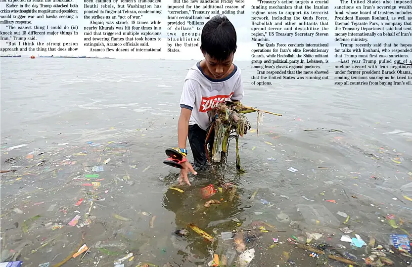  ??  ?? Vigilance knows no age Among the 10,000 participan­ts to the 34th Internatio­nal Coastal Cleanup at Baseco Beach is a boy who shows his environmen­tal concern at an incredibly early age.