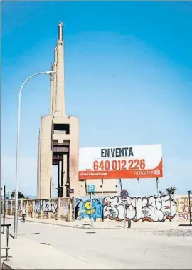  ?? LLIBERT TEIXIDÓ ?? Las Tres Chimeneas, icono metropolit­ano con el futuro aún por definir