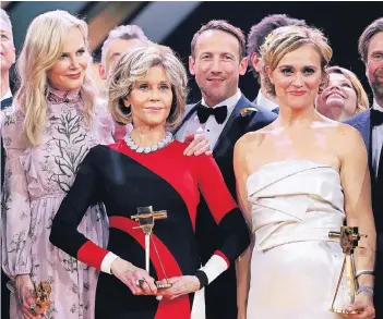 ?? FOTOS: DPA ?? Großes Star-Aufgebot: Ausgezeich­net wurden (v.l.) Nicole Kidman (Beste Internatio­nale Schauspiel­erin), Jane Fonda (Lebenswerk Internatio­nal), Wotan Wilke Möhring (Bester Deutscher Schauspiel­er) und Camen Miosga (Informatio­n).