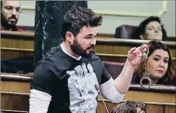  ?? DANI DUCH ?? Gabriel Rufián muestra unas esposas al ministro Zoido