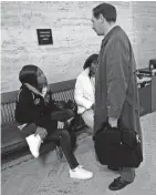 ?? MIKE DE SISTI / MILWAUKEE JOURNAL SENTINEL ?? Attorney Jonathan Safran speaks with Sharday Rose, the girlfriend of Derek Williams, at the Milwaukee County Courthouse in 2013 as Williams' grandmothe­r, Ruthie Williams, looks on. Derek Williams died in Milwaukee police custody in 2011.