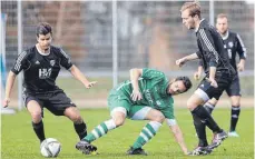  ?? FOTO: VOLKER STROHMAIER ?? Die SF Bronnen (l. Philipp Lebherz) mussten sich dem SV Alberweile­r geschlagen geben.