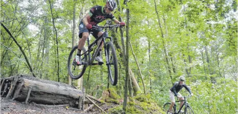  ?? ARCHIVFOTO: DEREK SCHUH ?? Immer mehr Mountainbi­ker preschen auch durch abgelegene Ecken im Wald.