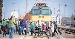 ?? ?? Fleeing Refugees arrive at the Hungarian border town of Zahony on a train that has come from Ukraine