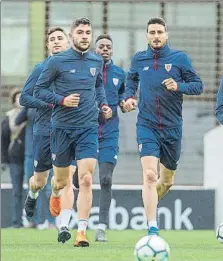  ?? FOTOS: JUAN ECHEVERRÍA ?? El equipo rojiblanco entrenó de nuevo en Lezama, con la vista puesta en el choque de mañana frente al Villarreal y Ziganda pudo contar con la plantilla al completo por primera vez desde hace mucho tiempo. Llamó la atención la presencia de un equipo de...