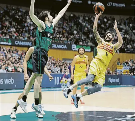  ?? FOTO: PEP MORATA ?? Ricky Rubio lanza desequilib­rado ante Guillem Vives. El base de El Masnou jugó un gran partido en su regreso al Olímpic