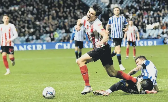  ?? ?? Sunderland midfielder Luke O’Nien is fouled against Sheffield Wednesday.