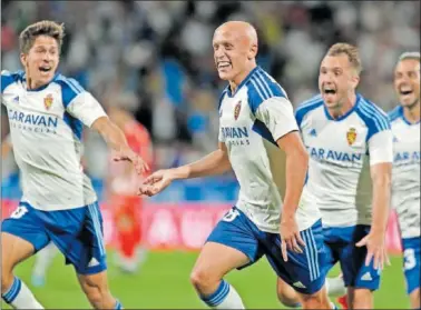  ?? ?? Mollejo celebra su gol, que sirvió al Zaragoza para derrotar al Sporting.